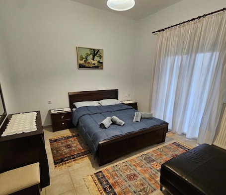 5 bedrooms, desk, iron/ironing board, free WiFi. Paikos Townhouse is a Unique 220 sq.m. Residence with Garden, Pavilion & Orchard