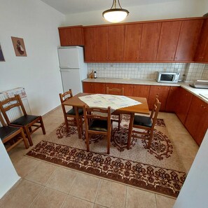 Fridge, oven, stovetop, coffee/tea maker