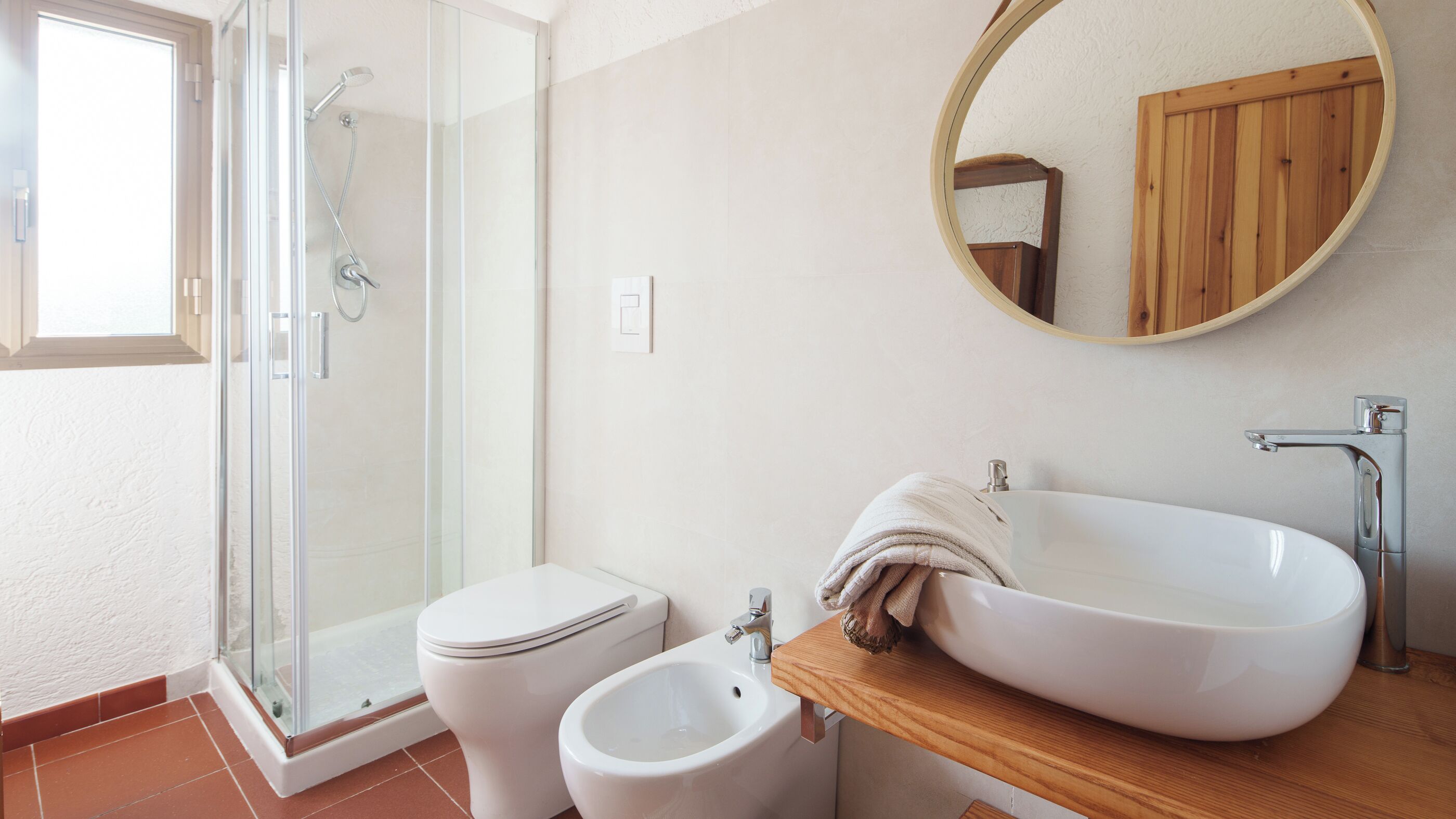 Douche, articles de toilette gratuits, sèche-cheveux, peignoirs