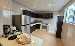 Micro-ondes, four, plaque de cuisson, cafetière/bouilloire