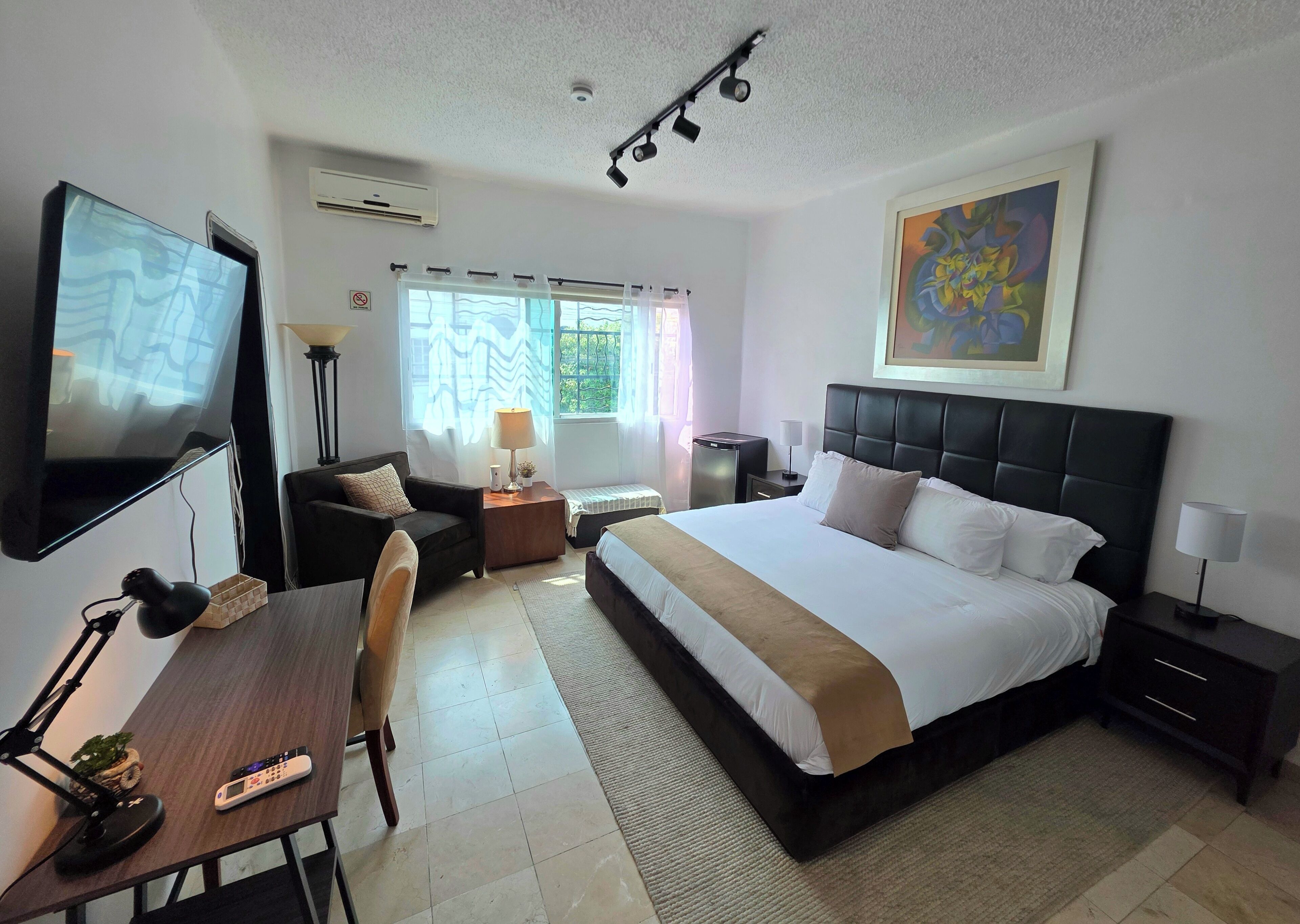 3 sovrum, värdeförvaringsskåp på rummet och skrivbord