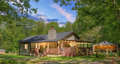 Lake Anna Rental-3min walk! Gated 3BR, covered game barn, king bed, fire pits