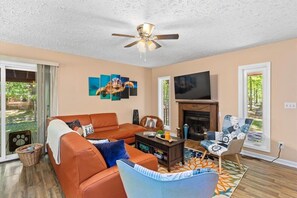 Smart-TV, Kamin, Tischfußball, Tischtennisplatte