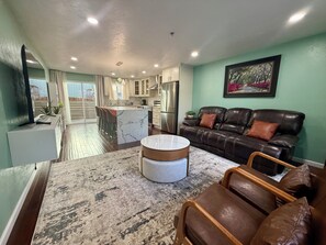 Een smart-tv en een open haard