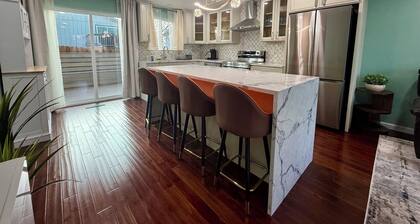 Charming 2-bedroom house + WiFi, workspace, outdoor deck, fitness area in Albany