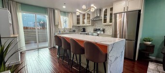 Charming 2-bedroom house + WiFi, workspace, outdoor deck, fitness area in Albany