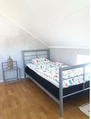 3 bedrooms, iron/ironing board, bed sheets