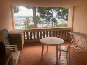 Outdoor dining - 180° sea view, direct beach access, close to town center (Bandol)