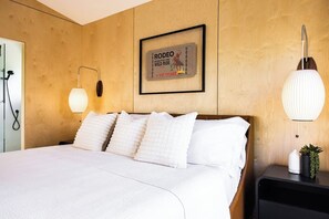 Tabla de planchar con plancha, wifi gratis y ropa de cama