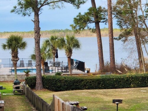 New Pool & Pier! Convenient!