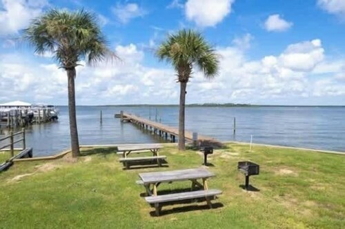 New Pool & Pier! Convenient!