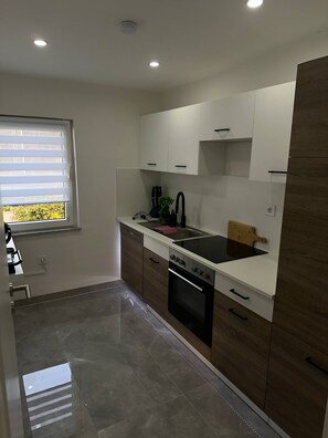 Kjøleskap, ovn, kokeplater og oppvaskmaskin