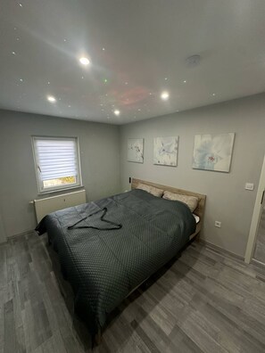 1 soverom, skrivebord, wi-fi (inkludert) og sengetøy