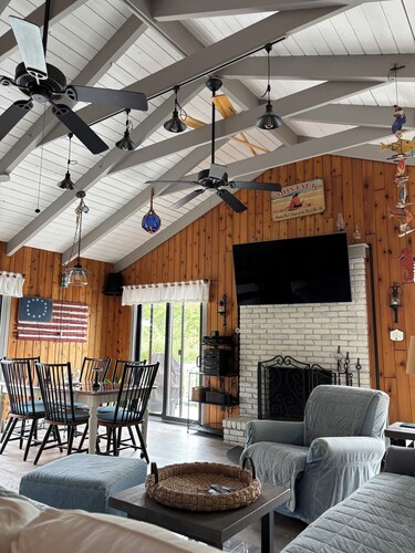 Warm, Inviting Beachhouse with Spa in Great Location of Gorgeous Montauk!