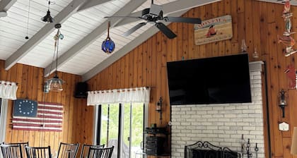 Warm, Inviting Beachhouse with Spa in Great Location of Gorgeous Montauk!