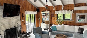 Warm, Inviting Beachhouse with Spa in Great Location of Gorgeous Montauk!