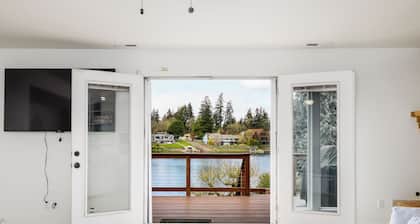 Private Lakefront Home near Seattle, Mt Rainier & Ocean Shores