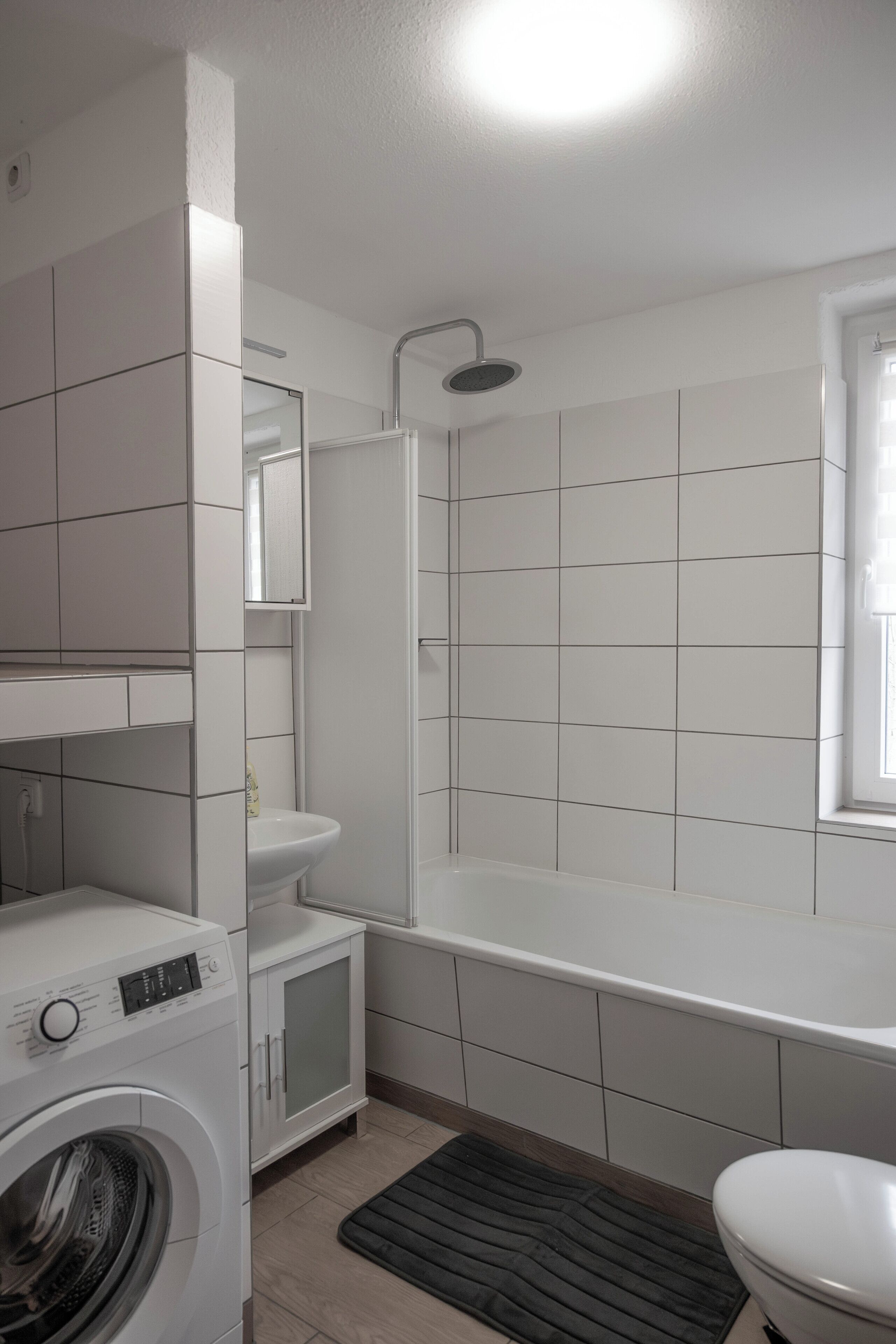 Haartrockner, Handtücher, Seife, Toilettenpapier