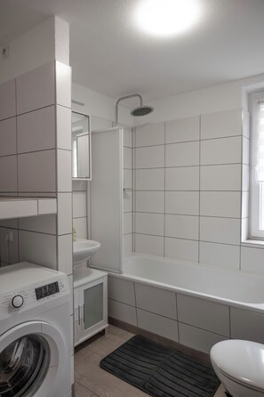 Secador de cabelo, toalhas de banho, sabonete, papel higiênico