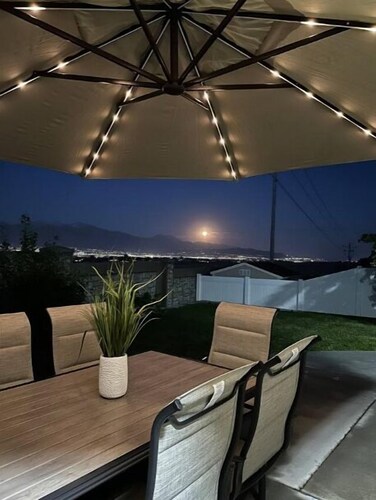 Wake up to the best panoramic views in this cozy 3-bedroom house.