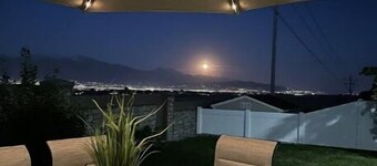 Wake up to the best panoramic views in this cozy 3-bedroom house.