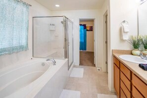 Hair dryer, towels, soap, toilet paper - Wake up to the best panoramic views in this cozy 3-bedroom house. (West Jordan)