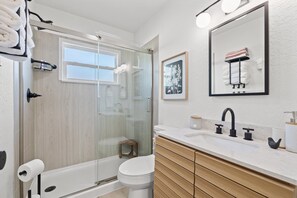 Douche, séchoir à cheveux, serviettes fournies, savon