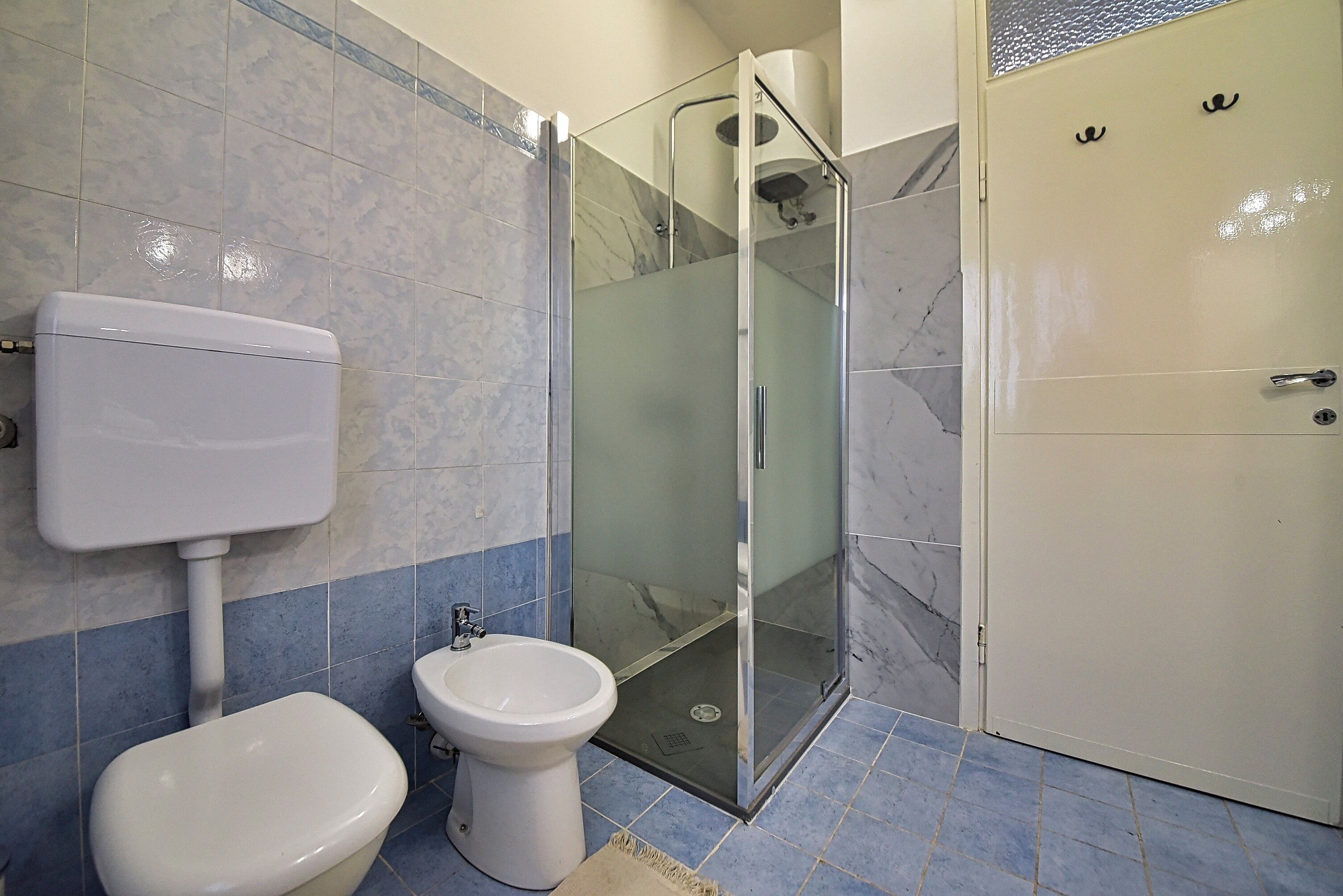 Secadora de cabello, toallas, jabón, shampoo 