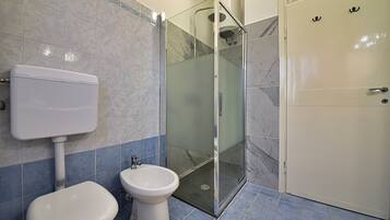 Secadora de cabello, toallas, jabón, shampoo