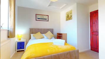 House | 2 bedrooms, desk, iron/ironing board, free WiFi