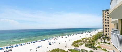 Chaises longues, serviettes de plage