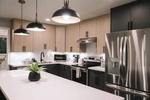 Kühlschrank, Mikrowelle, Ofen, Herdplatte