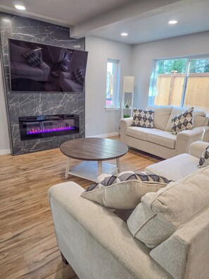 Smart TV, computer monitors - Modern 2-Bedroom 2-Bath Home with Stunning Views (Seattle)