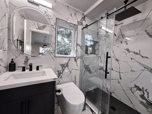 Séchoir à cheveux, bidet, serviettes fournies, savon
