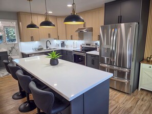 Fridge, microwave, oven, stovetop - Modern 2-Bedroom 2-Bath Home with Stunning Views (Seattle)