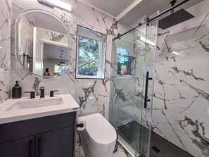 Secadora de cabello, bidet, toallas, jabón