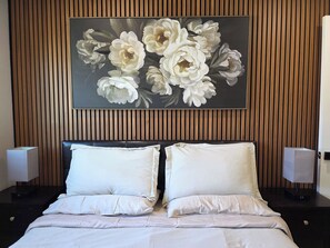 2 bedrooms, desk, iron/ironing board, free WiFi - Modern 2-Bedroom 2-Bath Home with Stunning Views (Seattle)