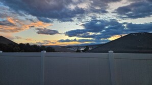 A residential area with houses and a clear sky. - Mountain View Retreat Near Zion, Sand Hollow (Hurricane)
