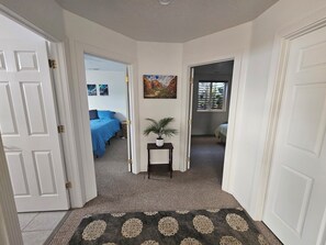 3 habitaciones, escritorio y tabla de planchar con plancha 