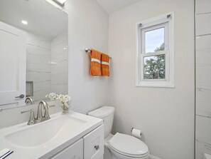 Serviettes fournies, savon, papier toilette