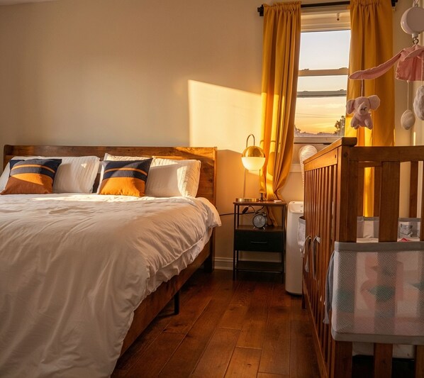 2 habitaciones, tabla de planchar con plancha, cuna de viaje y wifi 