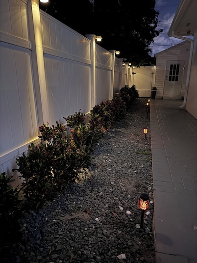 Guest House Room in pleasant Hallandale Beach with AC, WiFi and Private Entrance