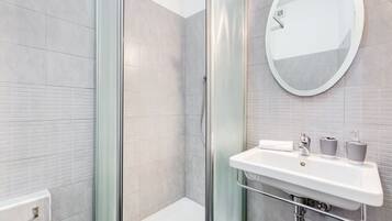 Doccia, asciugacapelli, bidet, asciugamani