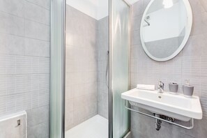 Dusche, Haartrockner, Bidet, Handtücher
