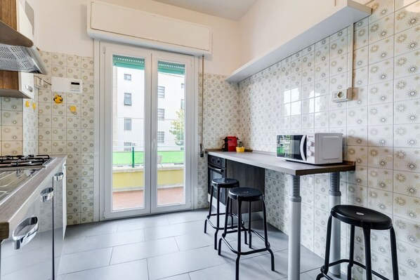 Fridge, microwave, oven, stovetop