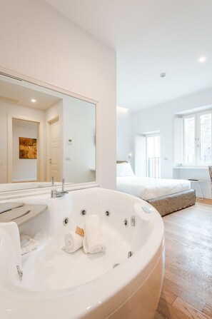 Douche, sĂšche-cheveux, bidet, serviettes fournies