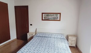 1 slaapkamer, een strijkplank/strijkijzer, gratis wifi
