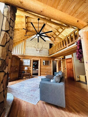 Interior - 6BR, 4 BTH, 3 story, Mountain Lodge, Sleeps 14, Across From Pecos River, WiFi (Tererro)