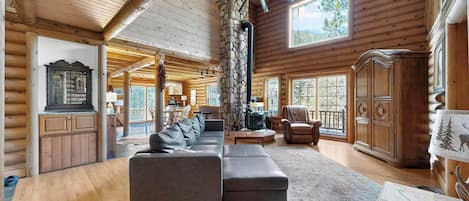 Smart-TV, Kamin, Bücher, Drucker