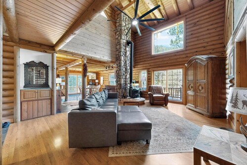 6BR, 4 BTH, 3 story, Mountain Lodge, Sleeps 14, Across From Pecos River, WiFi